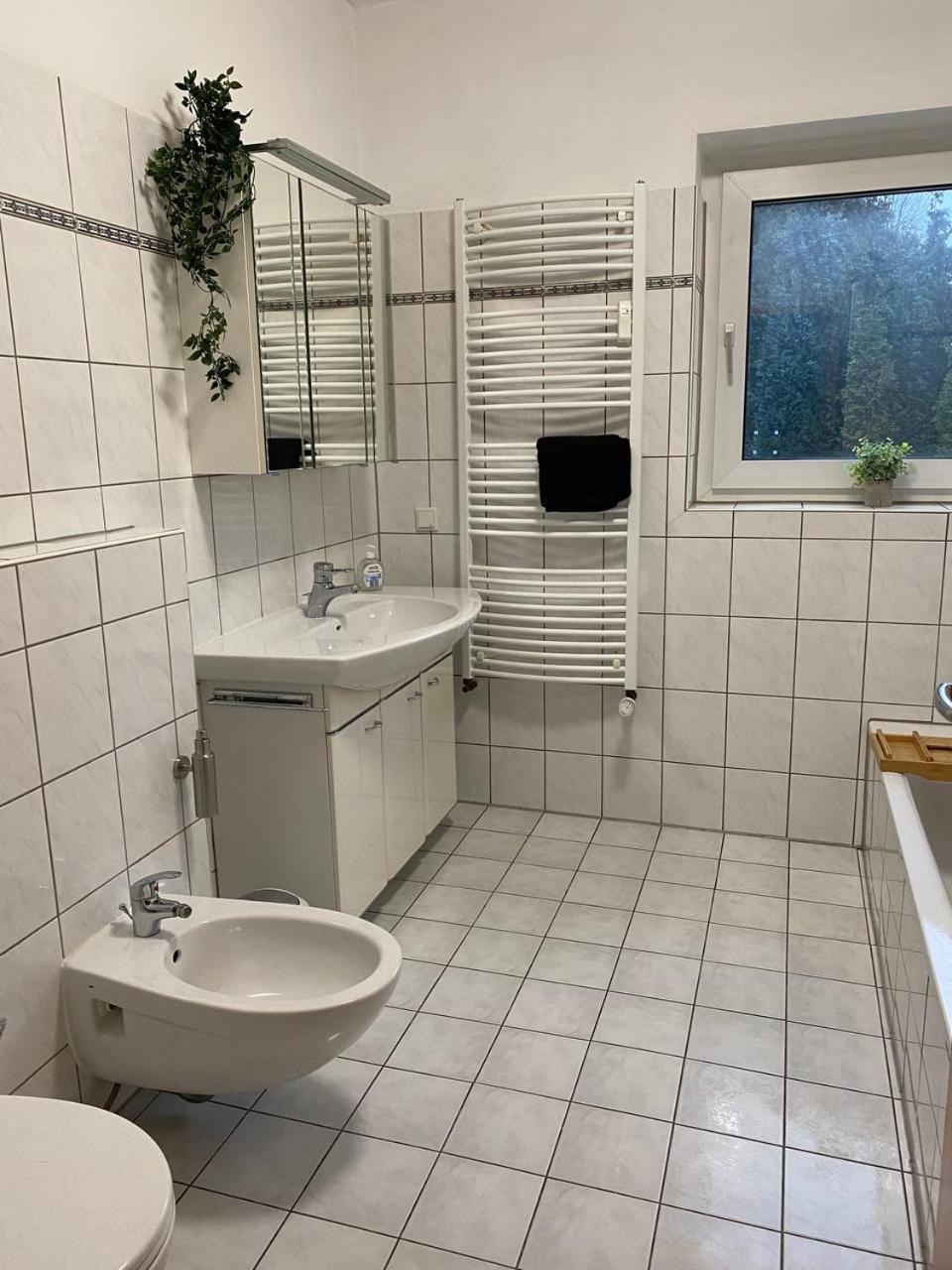 Haus Mit Garten - Kingbett - Wifi - Parkplatz เอสเซน ภายนอก รูปภาพ